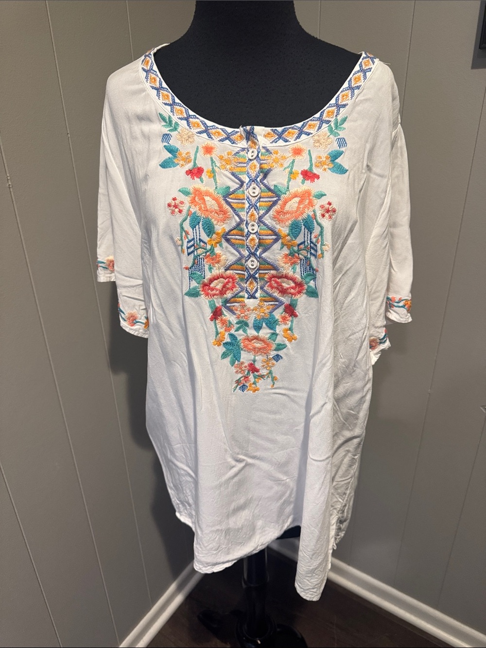 Flowy white Aztec floral embroidered short sleeve top. XL.